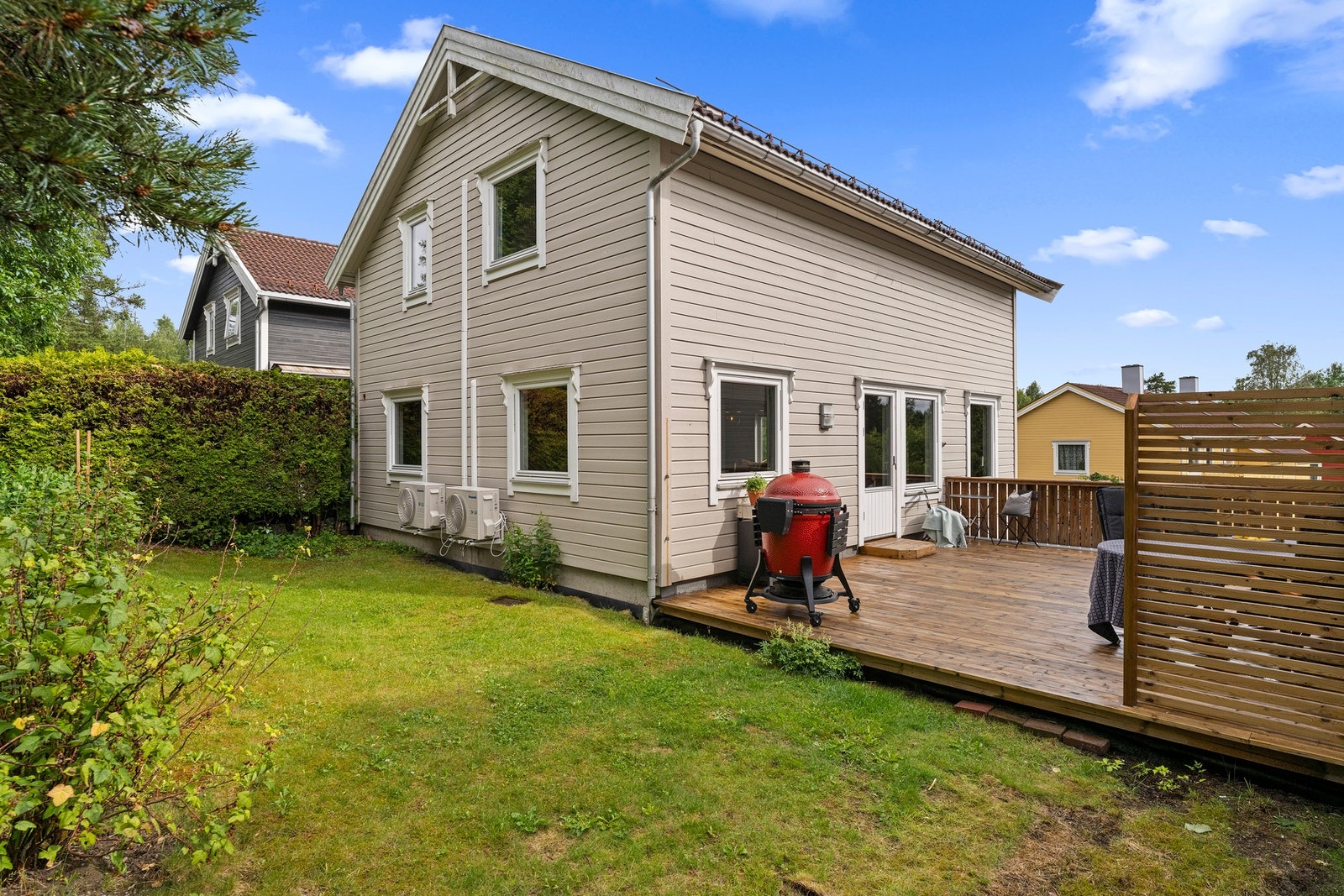 Boligen kan skilte med flotte uteområder for både avslapning og sosiale sammenkomster. Galleribilde