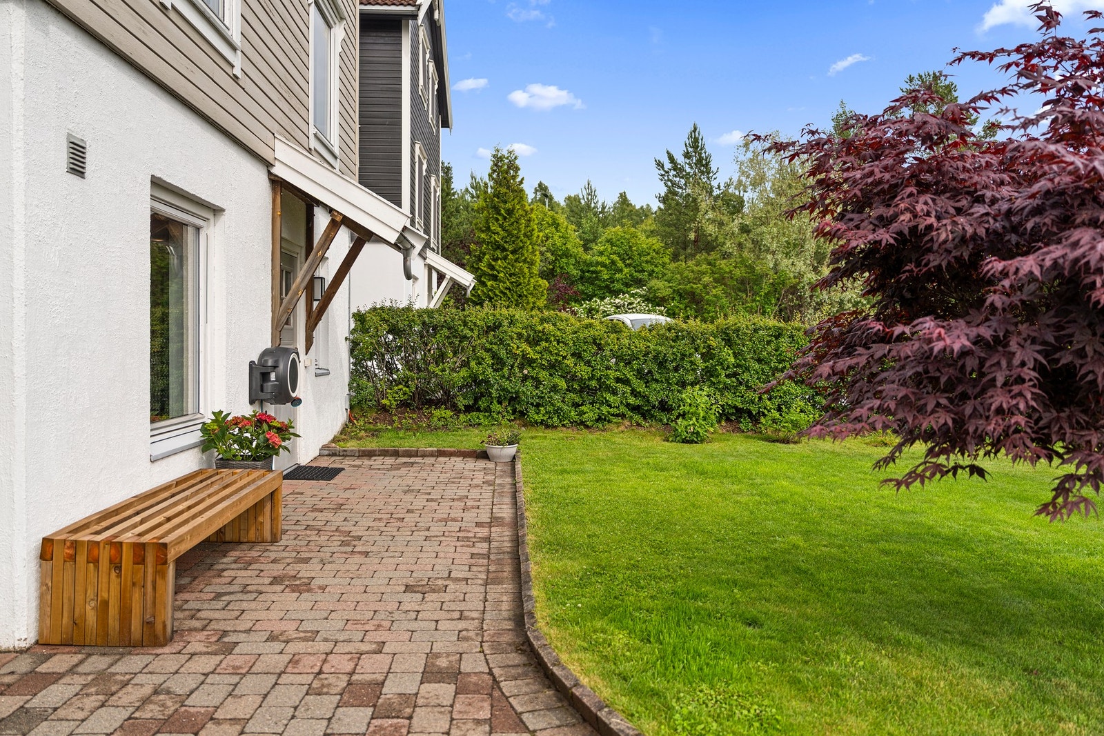 Hagen gir ytterligere boltreplass, perfekt for lekende barn, hageentusiaster eller deg som drømmer om drivhus eller kjøkkenhage. Galleribilde