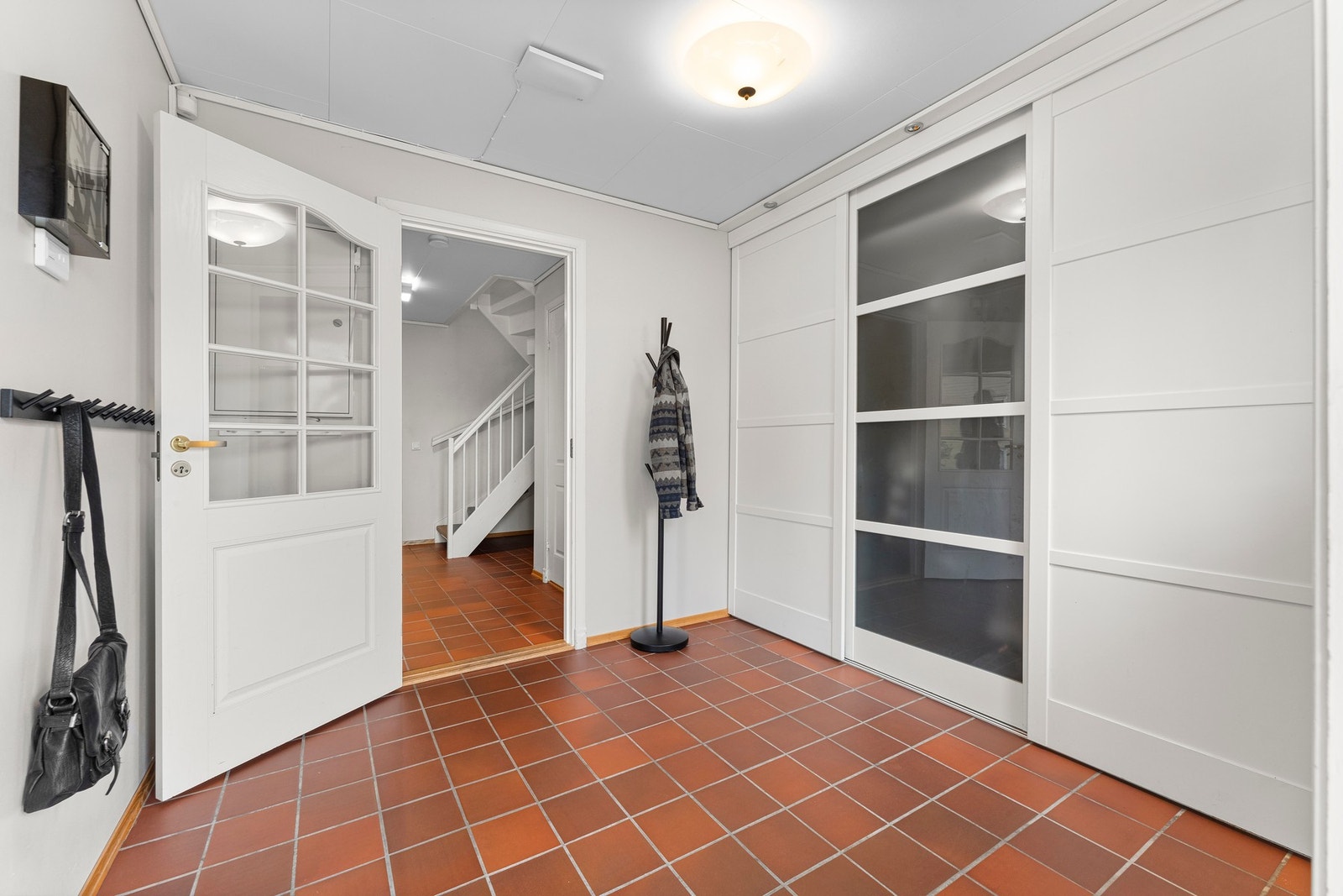Entréen er innredet med en romslig skyvedørsgarderobe med plass til yttertøy, sko og annet utstyr. Galleribilde
