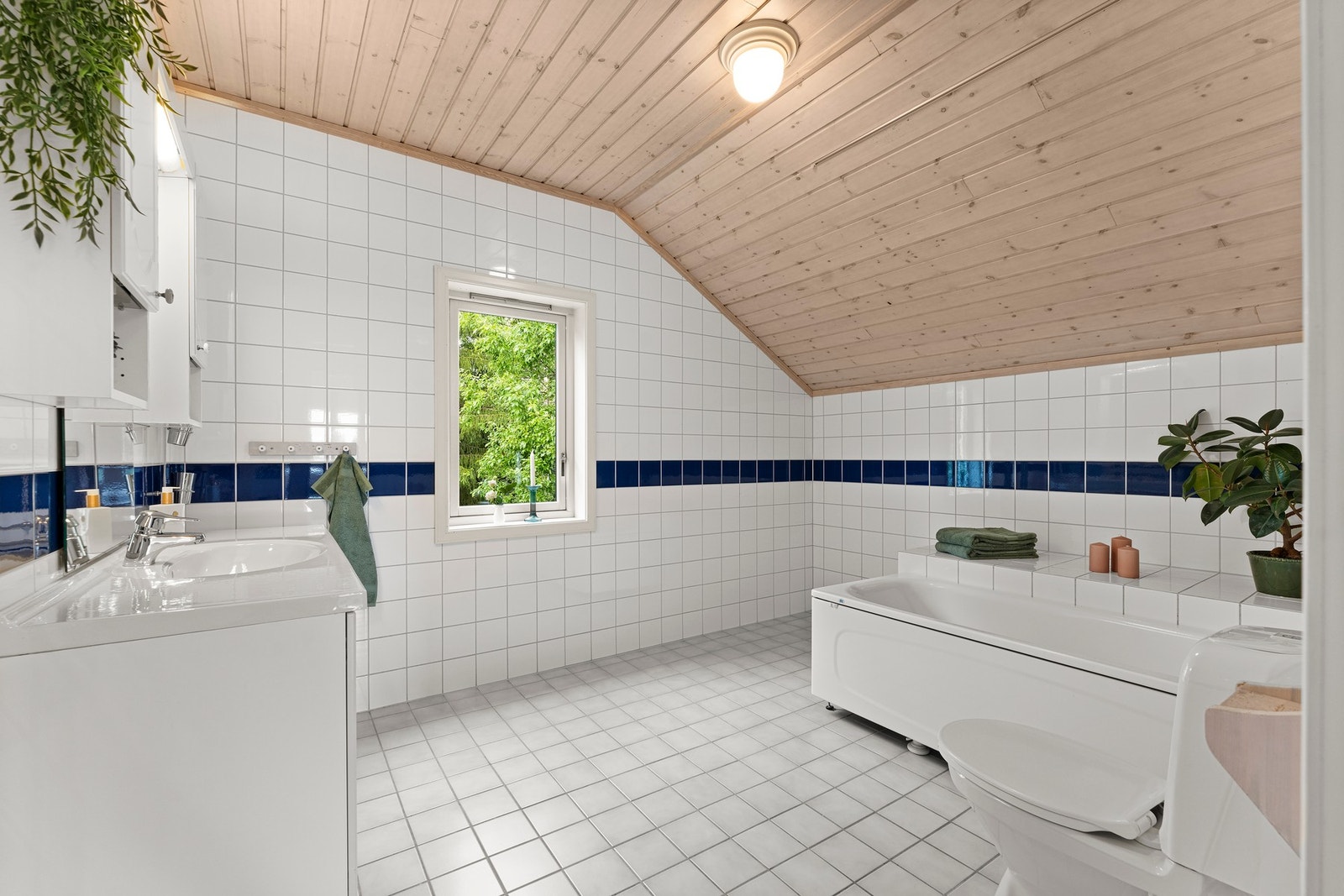 Badet i andre etasje har fliser på både vegger og gulv, samt elektriske varmekabler. Galleribilde