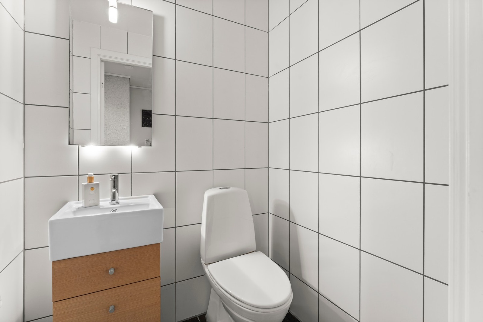 Badet i underetasjen har flislagte vegger og gulv, samt elektriske varmekabler og innfelt downlights. Galleribilde