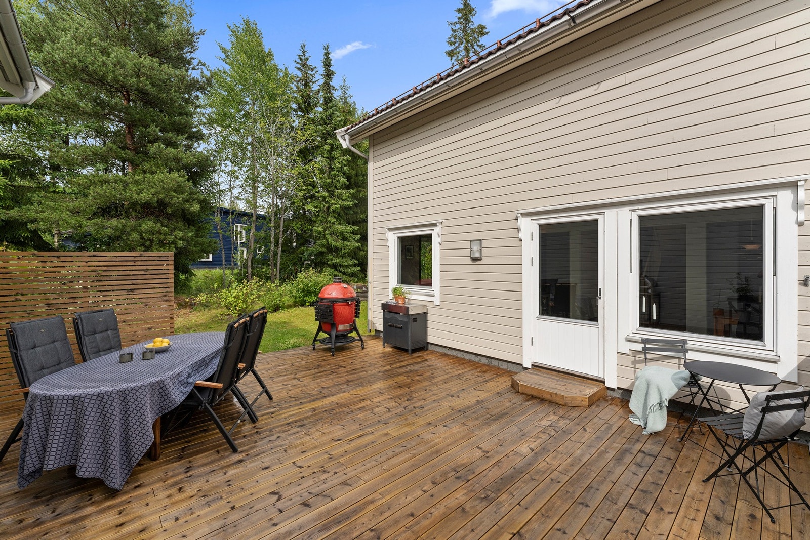 Her er det god plass til både spisegruppe, loungemøbler og grill, og terrassen blir et samlingspunkt for familie og venner. Galleribilde