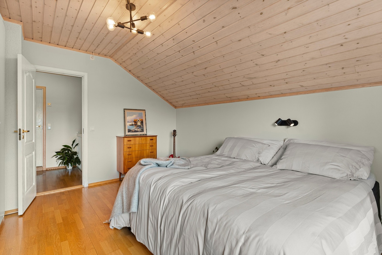 Hovedsoverommet er romslig og har god plass til dobbeltseng. Galleribilde