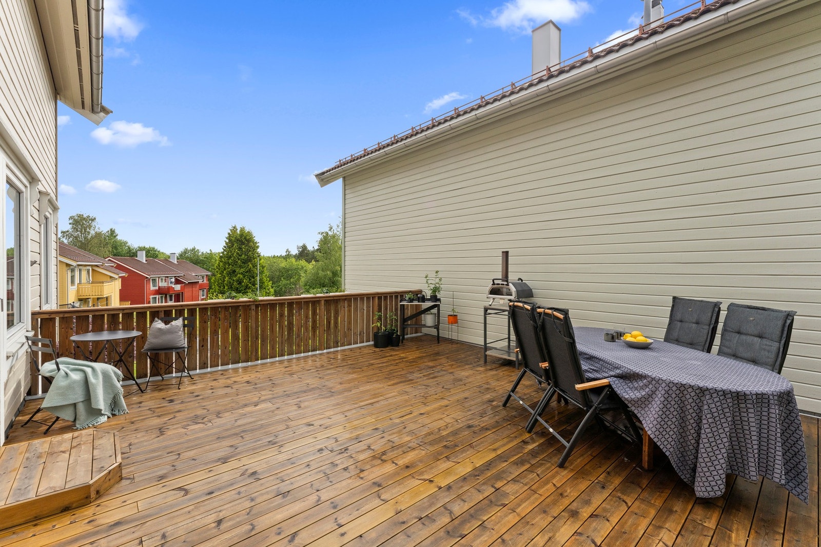 Fra stuen er det utgang til en solrik terrasse på ca. 36 kvm. Galleribilde