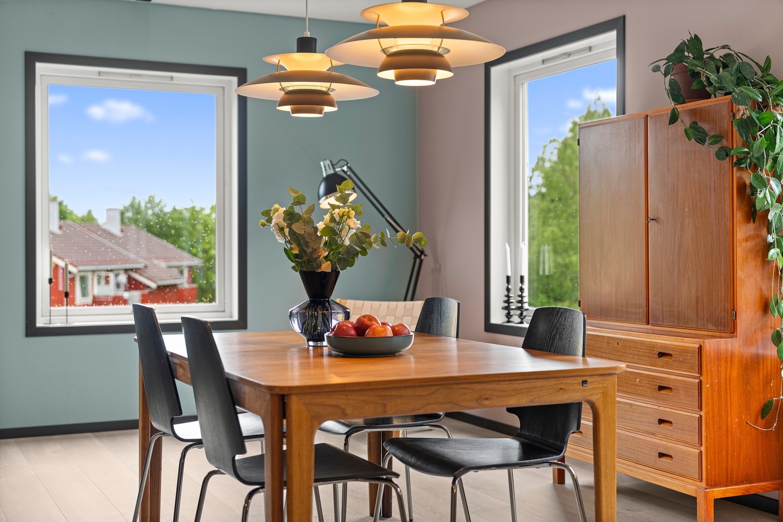 Det er god plass for både sofaseksjon, spiseseksjon og annet møblement. Galleribilde