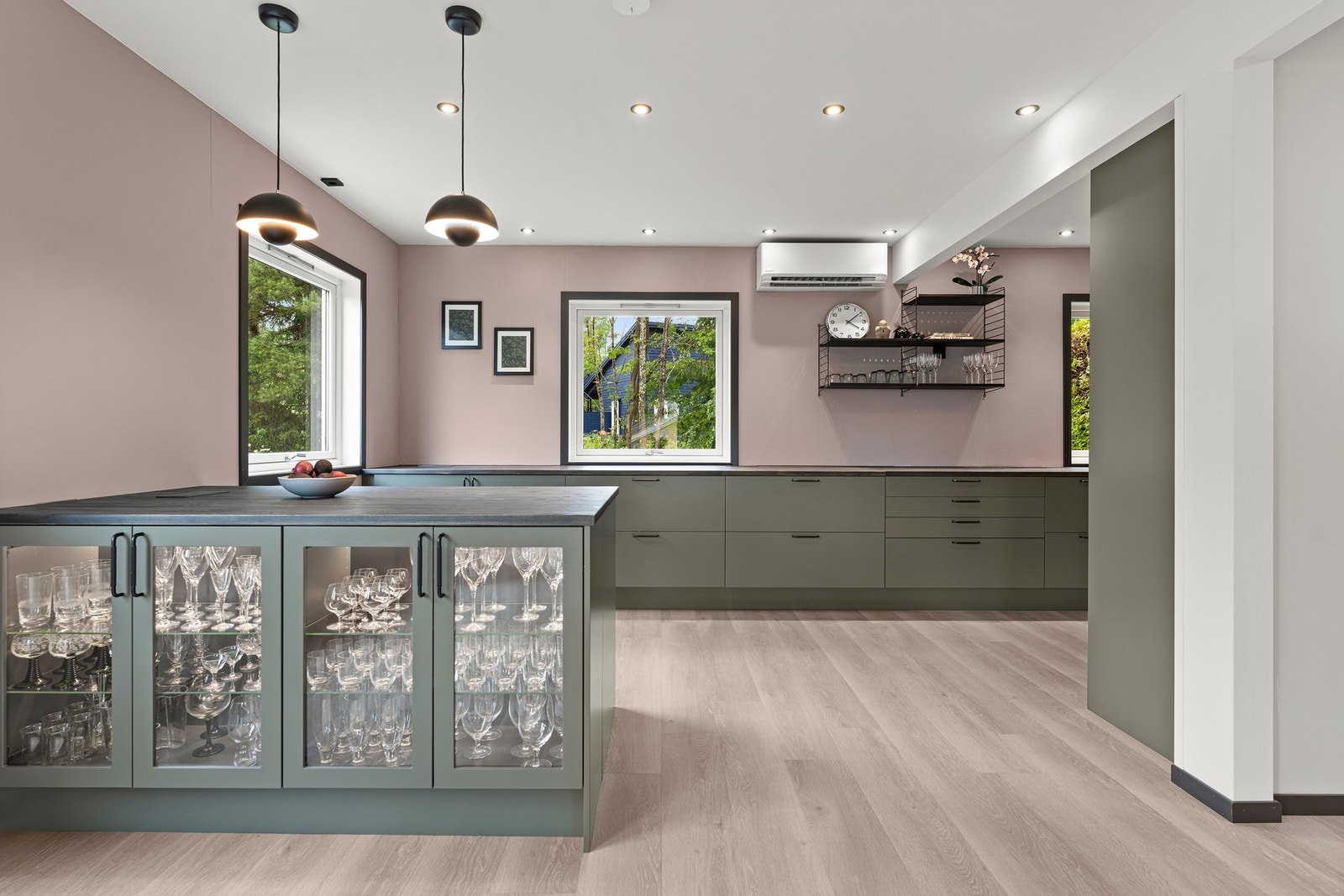 Kjøkkenet er utstyrt med integrerte hvitevarer som induksjonstopp, komfyr, mikro, oppvaskmaskin og kjøleskap med frysedel. Galleribilde