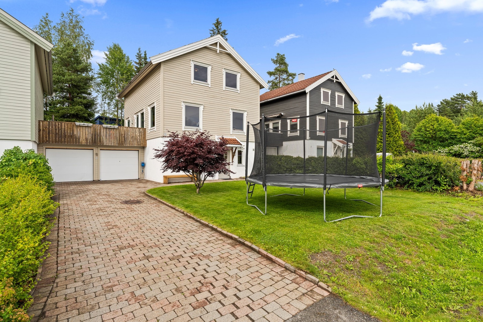 Det er parkering i dobbelgarasje og egen oppkjørsel. Galleribilde