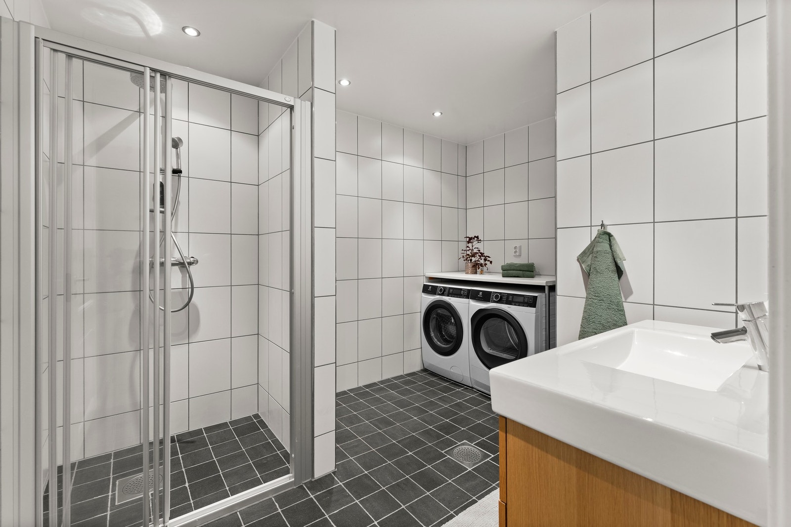 Her er det også utslagsvask, samt benkeplate overplays for vaskemaskin og tørketrommel. Galleribilde