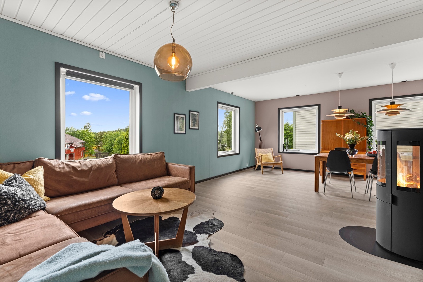 Dette er en lys og luftig enebolig i kjede over tre plan med en familievennlig planløsning. Galleribilde