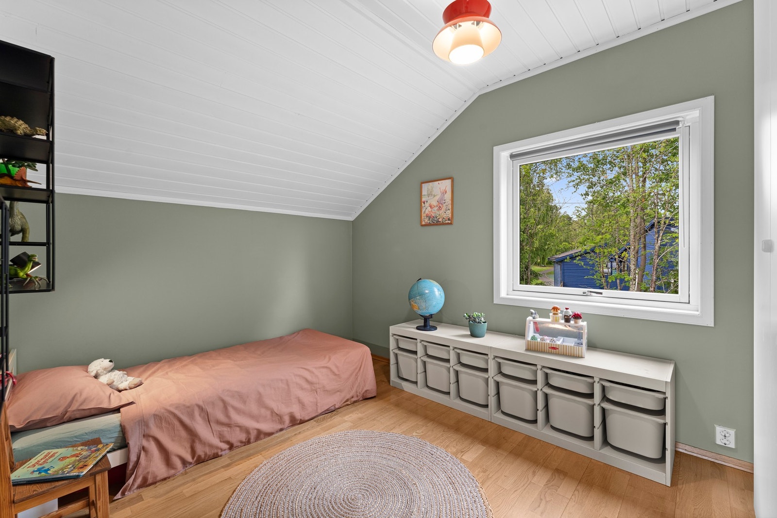 De øvrige rommene er ideelle som barnerom, gjesterom eller kontor, alle tre med god plass til seng og nattbord. Galleribilde