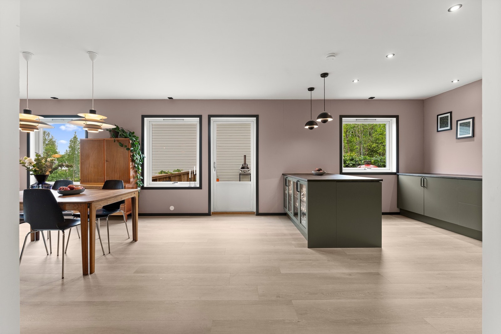 Stilrent Epoq kjøkken fra 2023 med slette fronter og heltre benkeplater med nedfelt oppvaskkum. Galleribilde