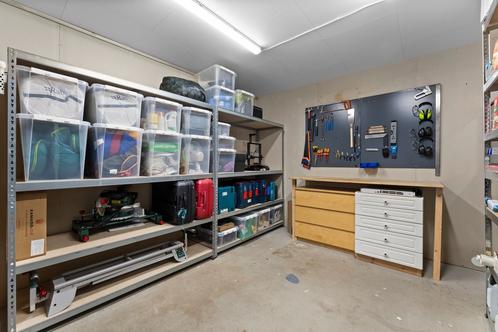 Boligen har gode lagringsmuligheter i innvendig bod og i garasjen. Galleribilde