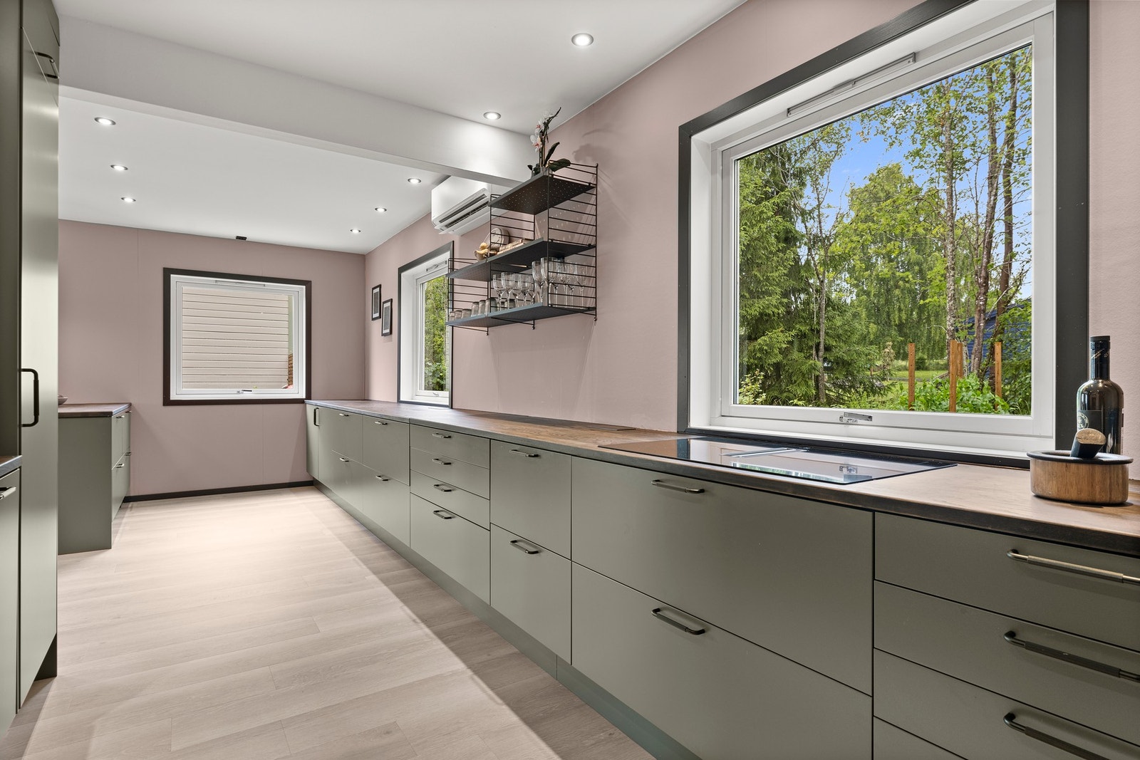 Det stilrene Epoq kjøkkenet er fra 2023. Galleribilde