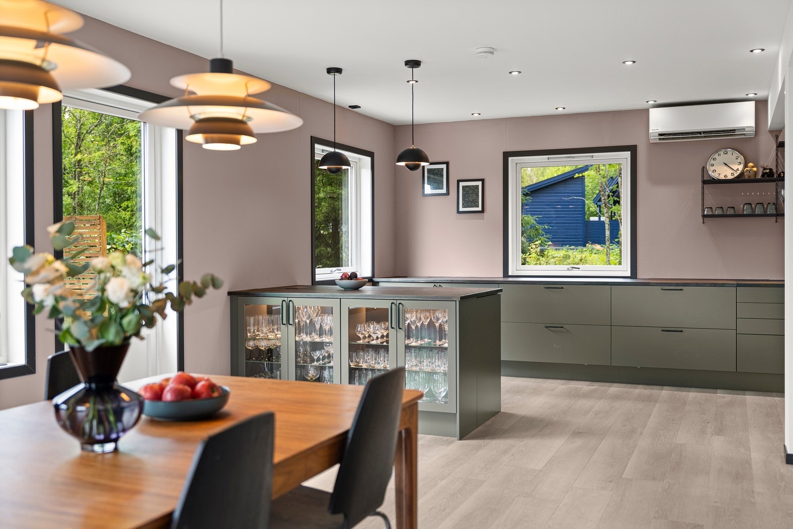 Boligen byr på en åpen stue- og kjøkkenløsning som gir en sosial og luftig atmosfære. Galleribilde