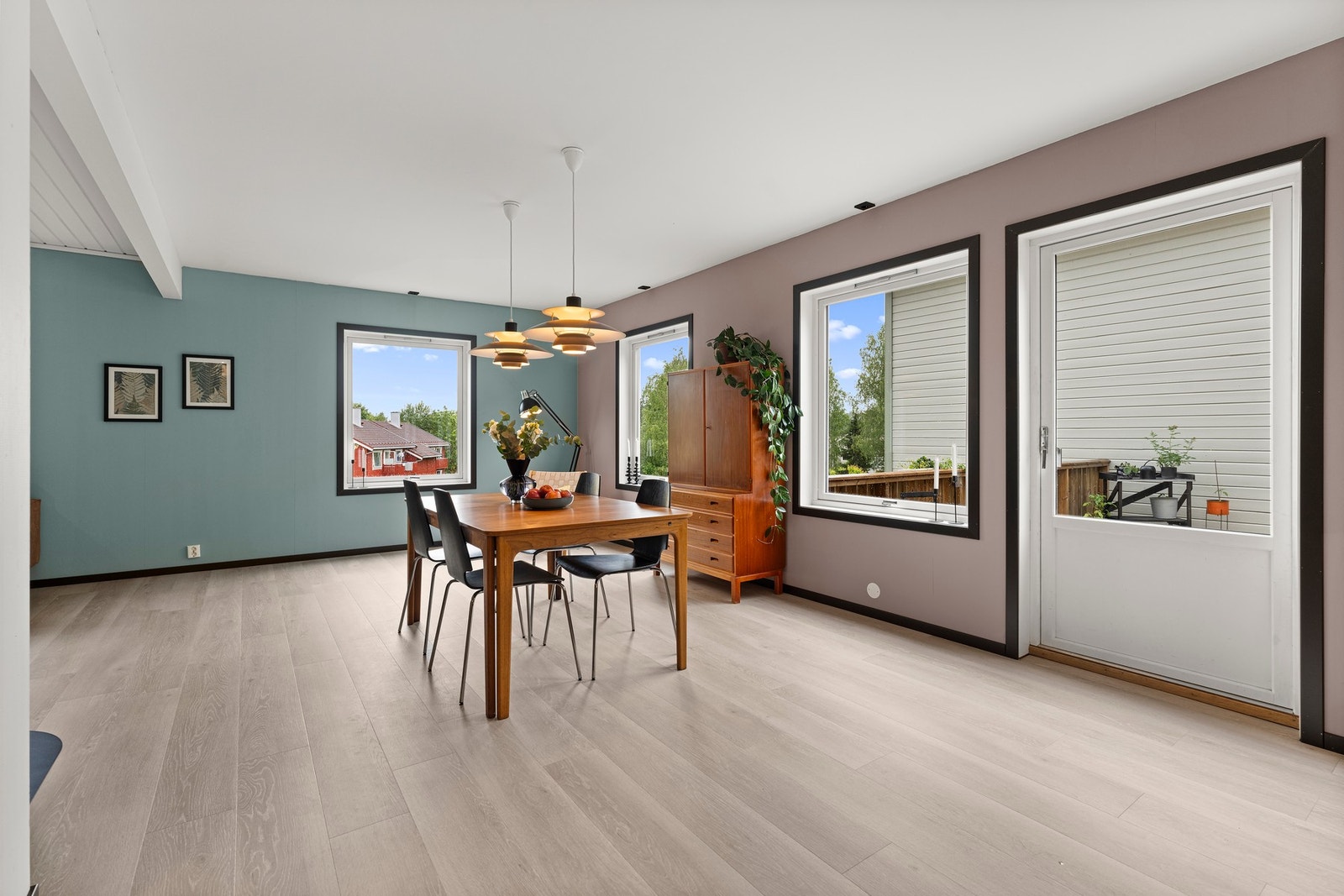 Store vindusflater slipper inn rikelig med naturlig lys og fra stuen er det utgang til en romslig terrasse som forlenger oppholdsrommet i sommerhalvåret. Galleribilde