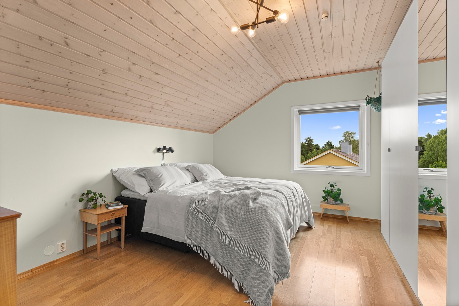 Boligen har fire gode soverom, ett i underetasjen og tre i andre etasje. Galleribilde