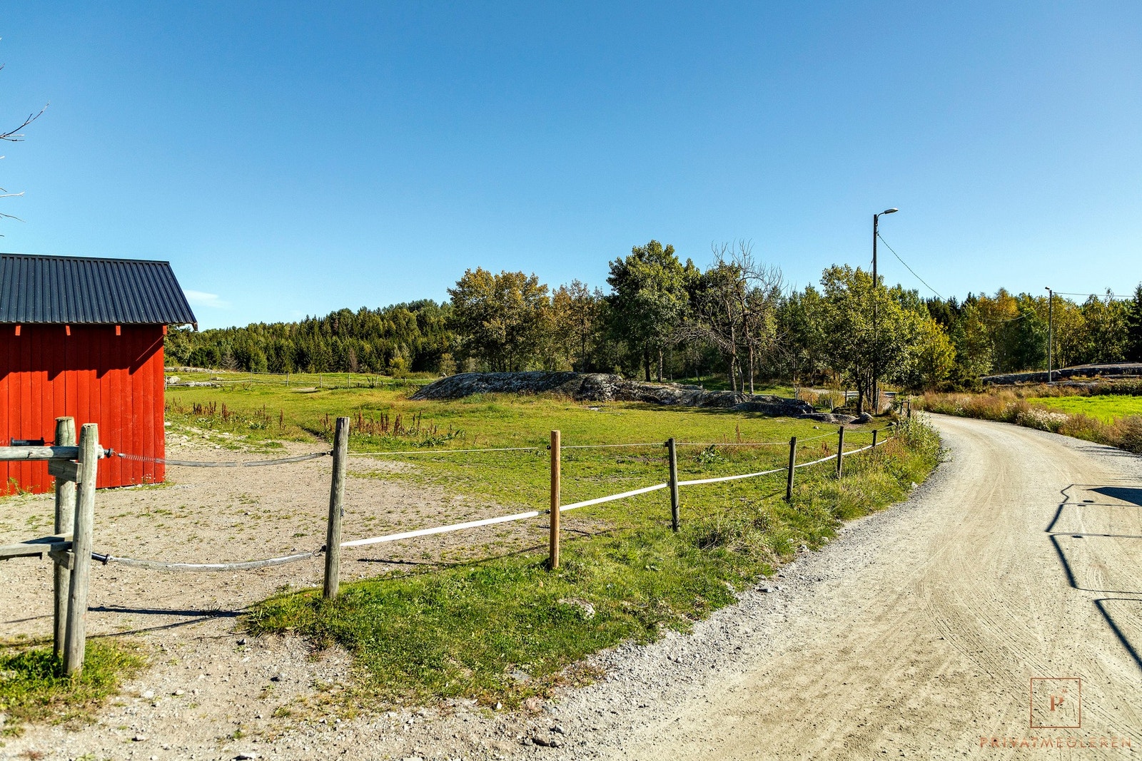 Det er få minutters gange til marka med rekreasjonsområder, turstier, skiløyper og flere småvann. Galleribilde