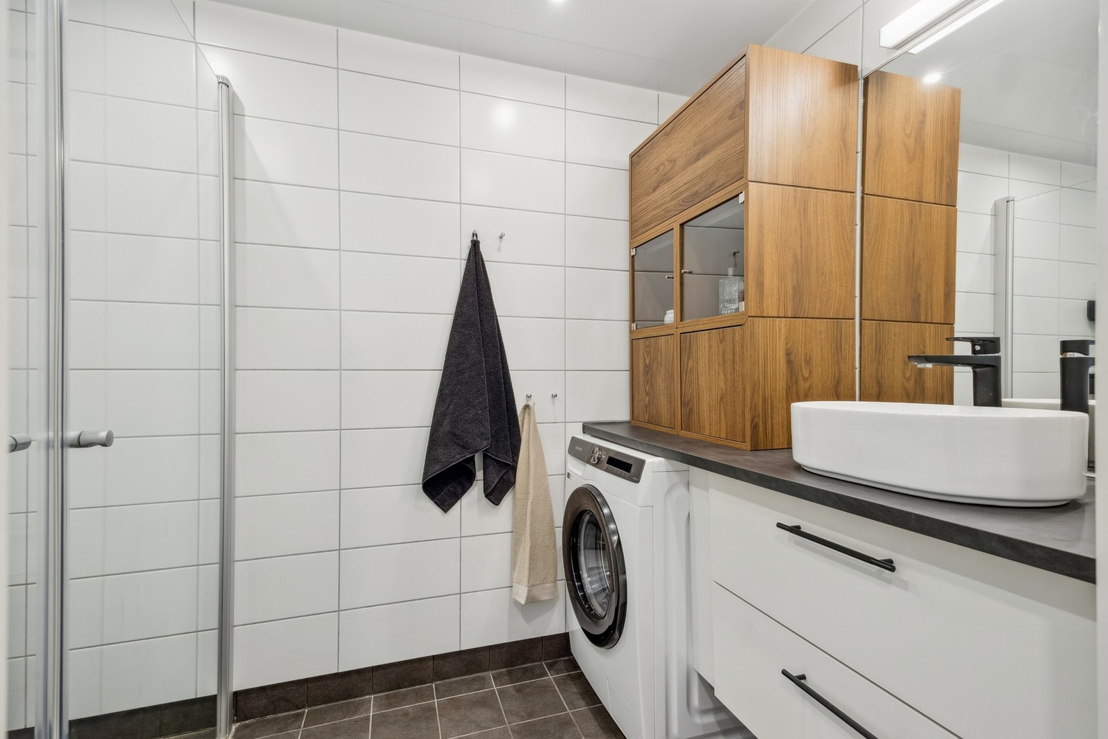 Badet fremstår som delikat og moderne, og er utstyrt med mekanisk avtrekk, gulvvarme og opplegg for vaskemaskin. Galleribilde