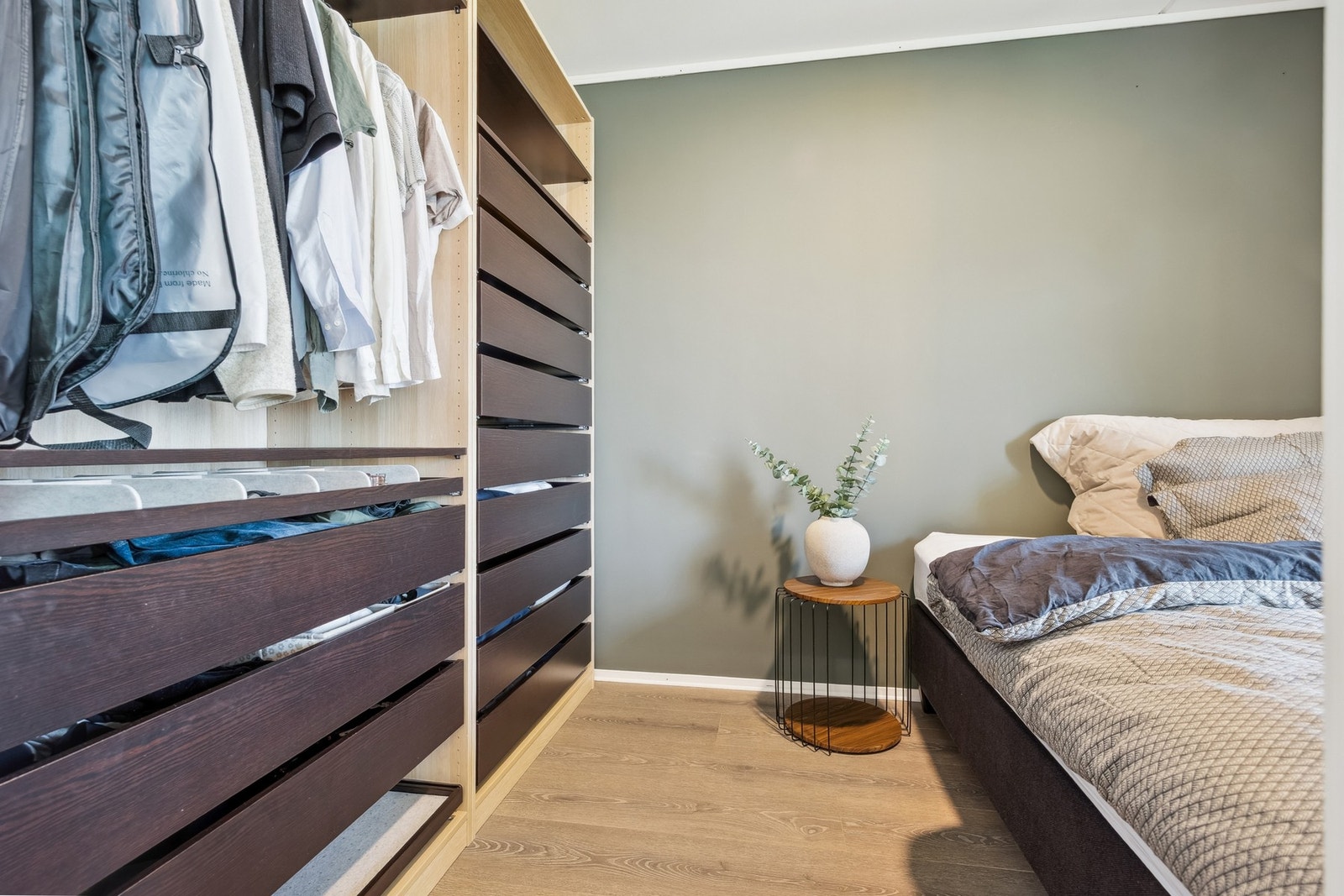 Soverommet har en stor garderobe med mye oppbevaringsplass. Galleribilde