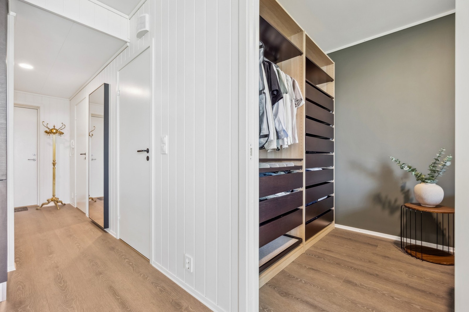 Lys og romslig gang med gulvvarme. Galleribilde