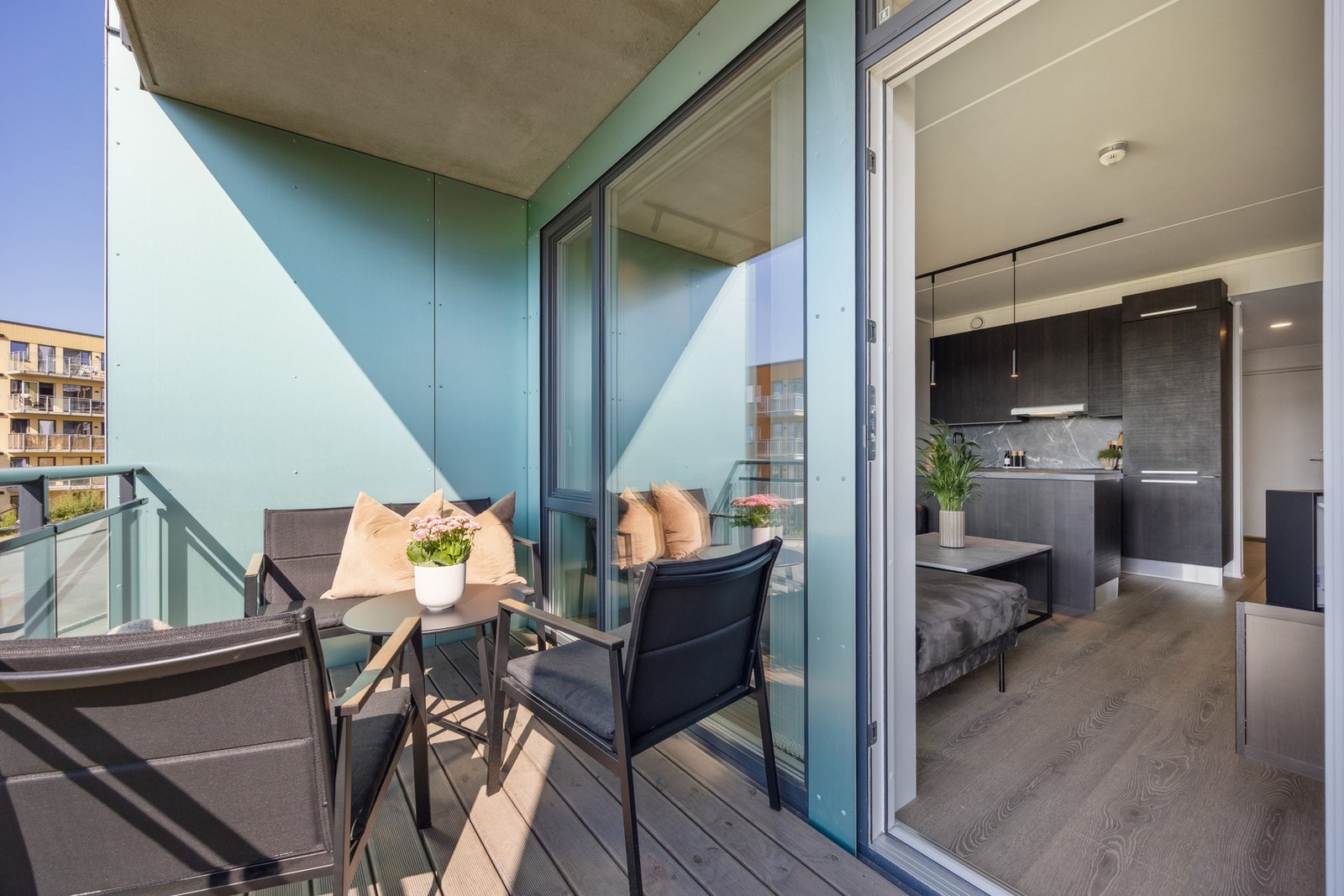 Uteplassen er fin forlengelse av stuen i varme sommerdager. Galleribilde