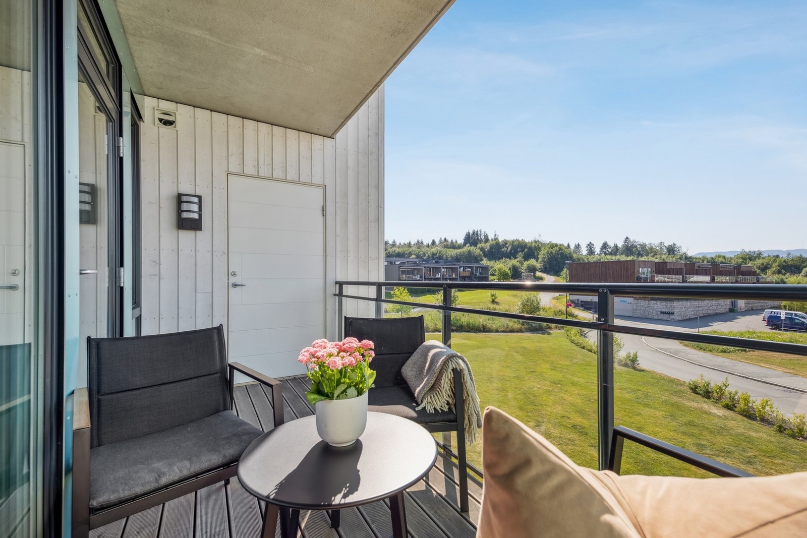 Balkongen har en tilhørende bod som gir svært god lagringsplass. Galleribilde