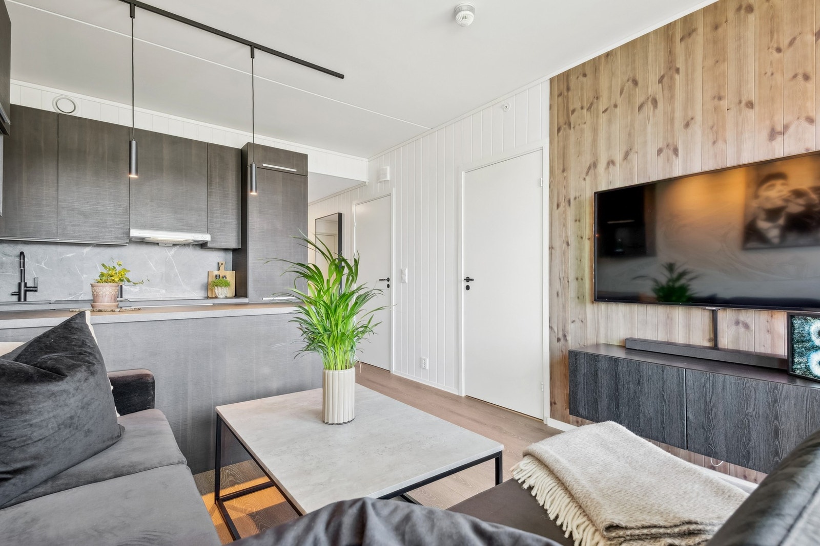 Kjøkkenøyen fungerer som et naturlig bindeledd mellom kjøkken og stue, og gjør matlagingen både sosial og praktisk. Galleribilde