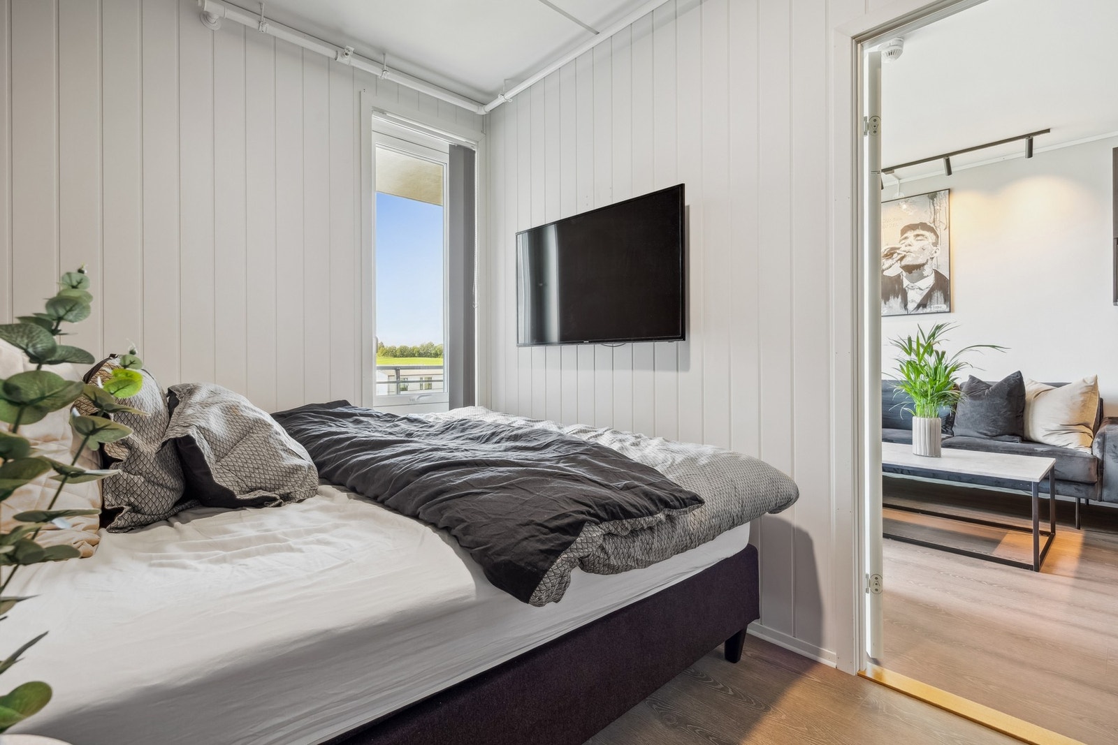 På hovedsoverommet er det tilrettelagt for TV på veggen mot stuen. Galleribilde