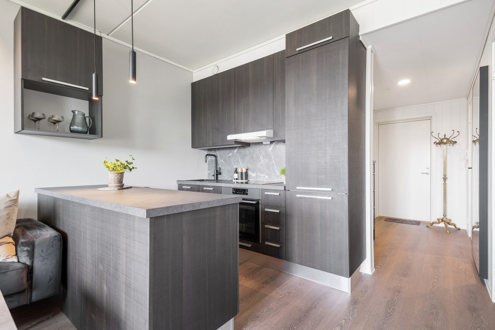 Kjøkkenet er utstyrt med integrerte hvitevarer som stekovn, platetopp, oppvaskmaskin og kjøl/fryseskap. Galleribilde