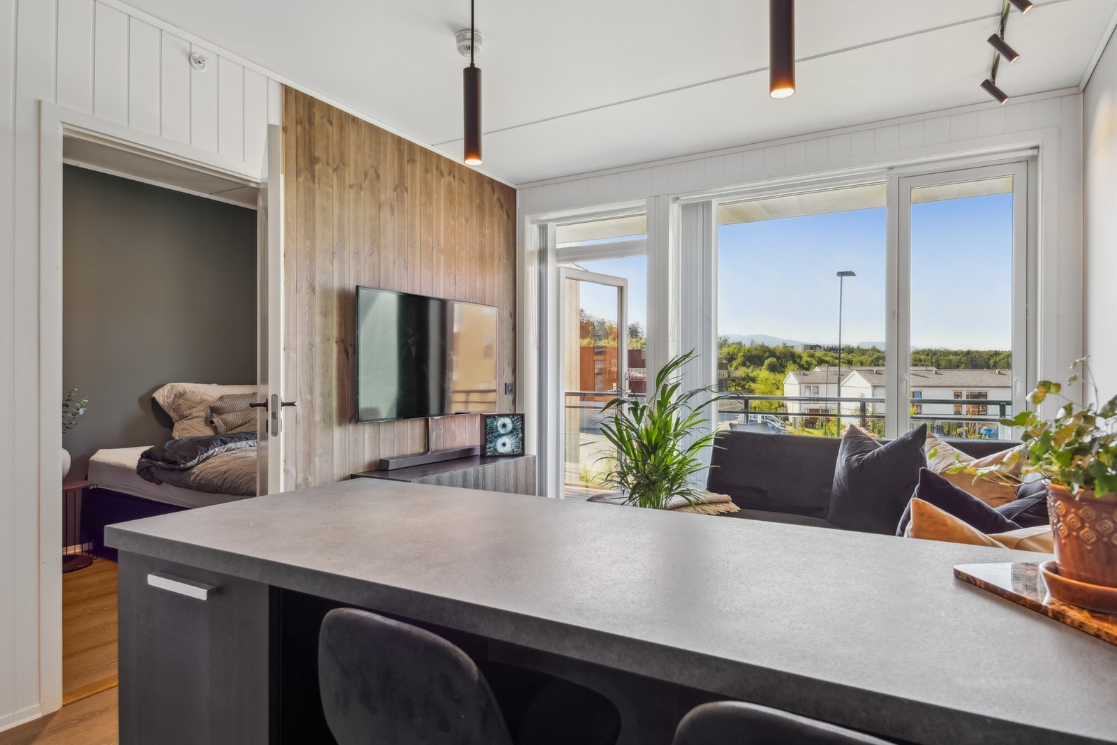 Fra kjøkkenet har man en behagelig utsikt som skaper en lys og luftig følelse. Galleribilde