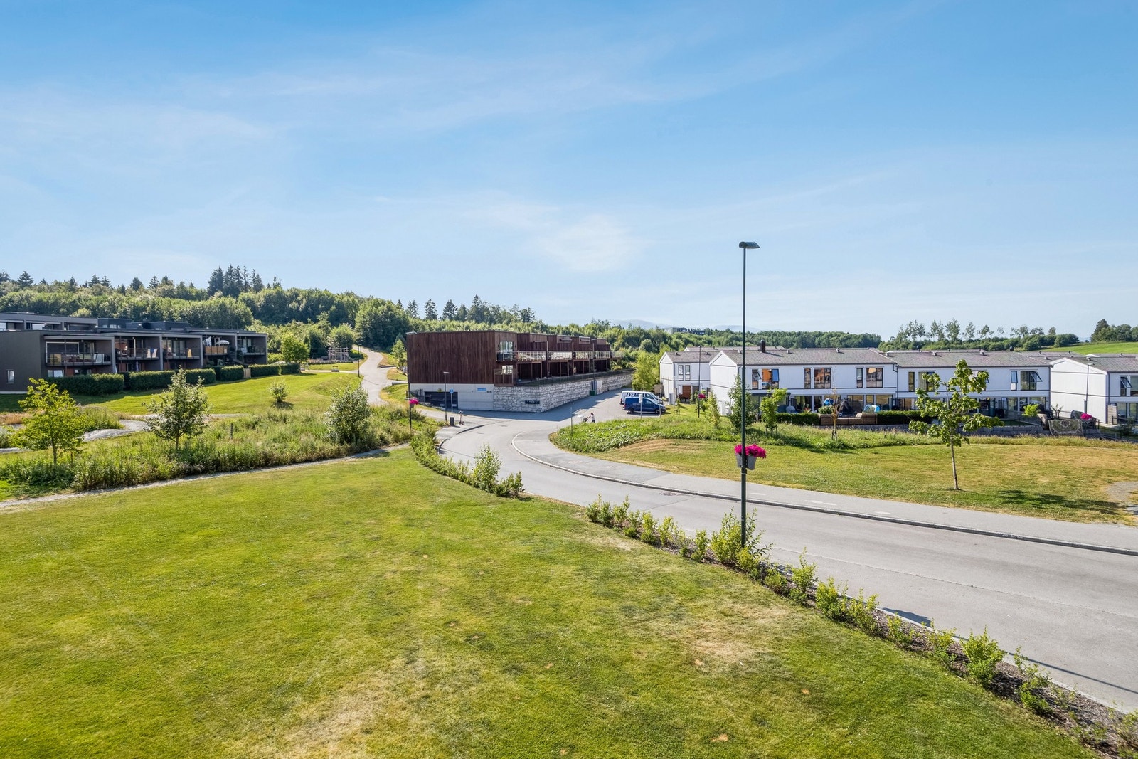 Eiendommen ligger i et stille og ny-etablert boligområde på Lund Østre. Galleribilde