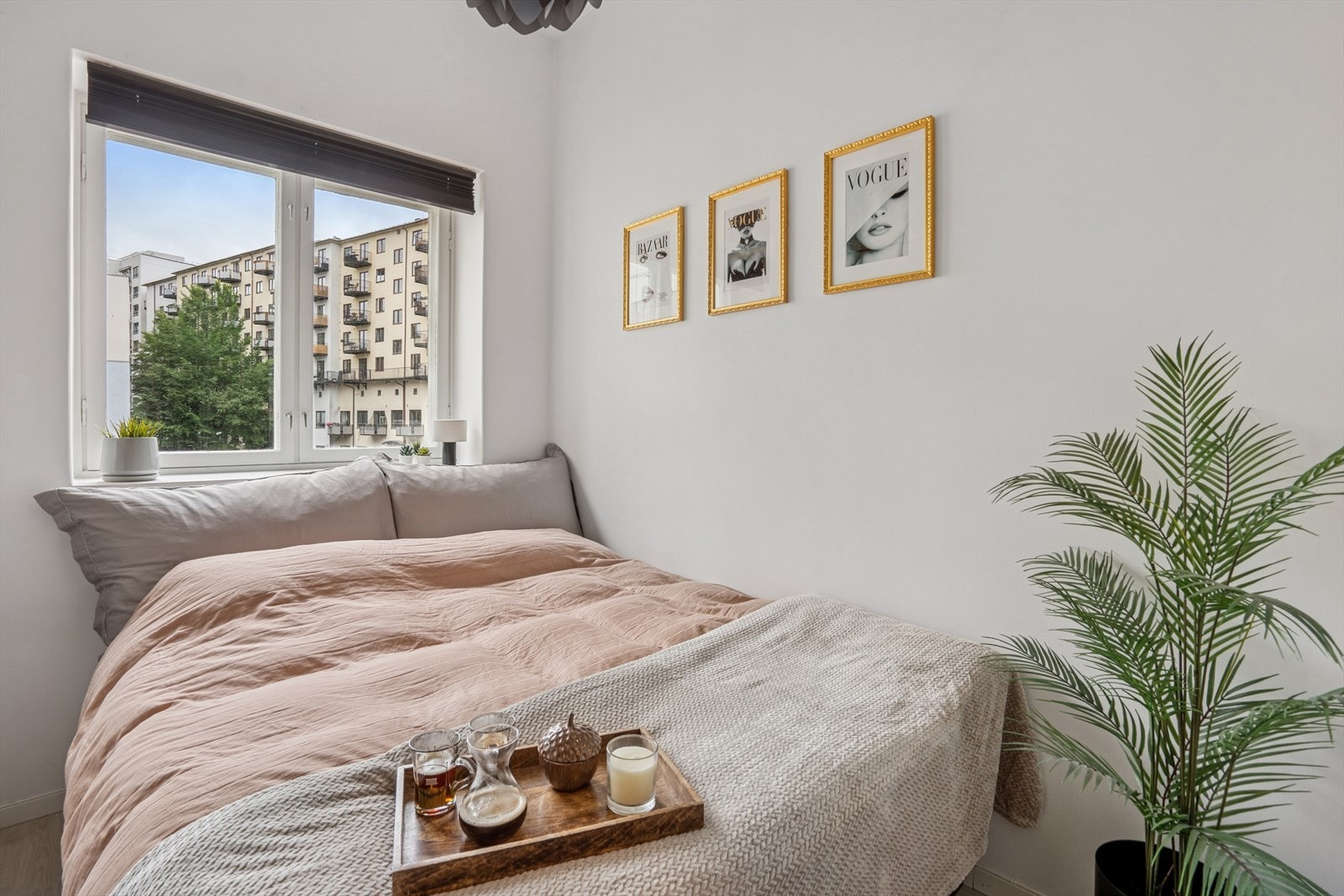 Den rolige og avslappende atmosfæren skapes av den dempede fargetonenveggene, som gir rommet et mykt og harmonisk preg. Galleribilde