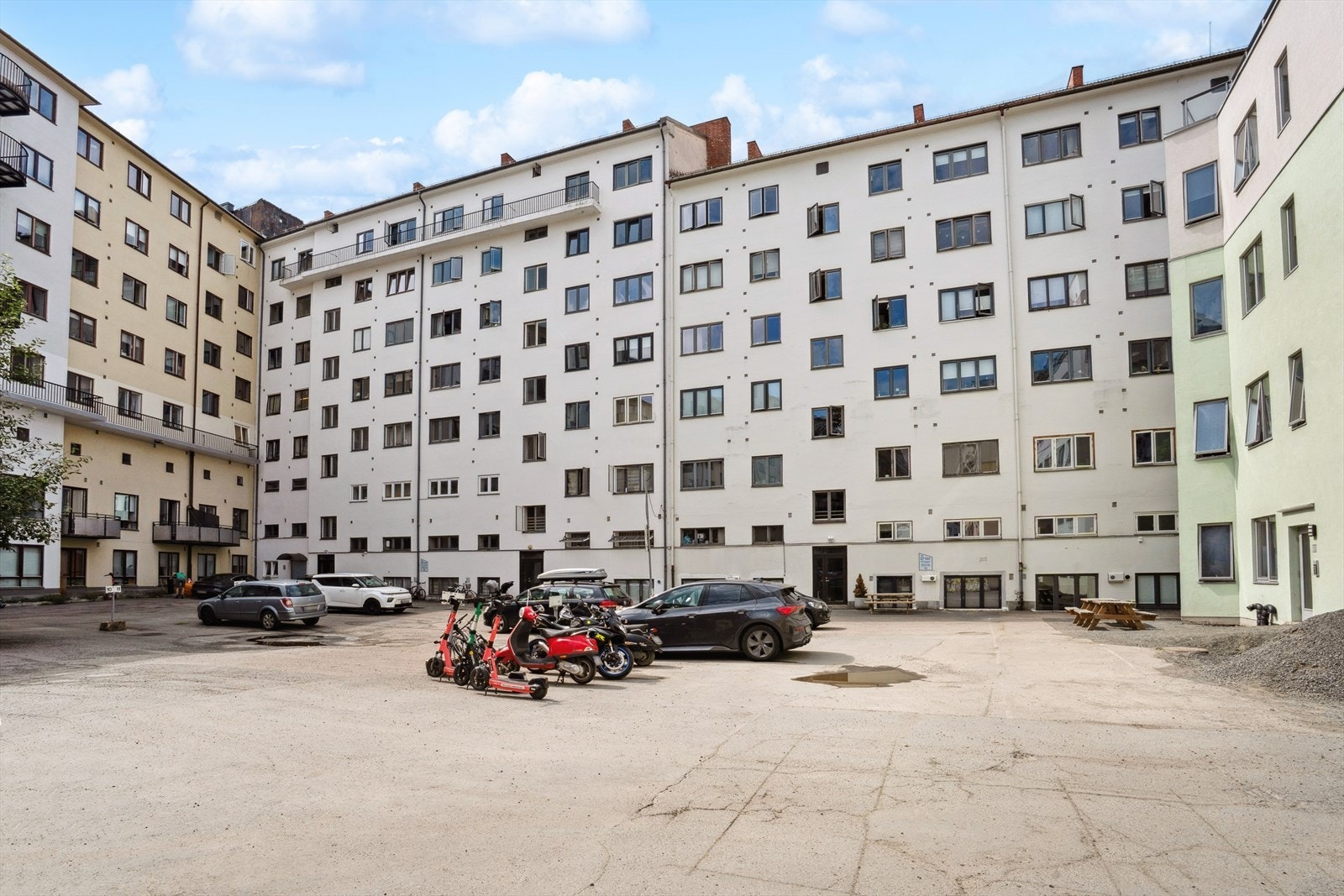 Bakgård med parkeringsplasser til leie Galleribilde