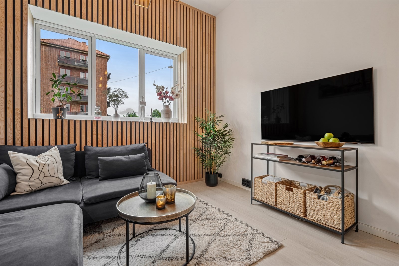 Stuen kan enkelt møbleres i flere soner med plass til både sofaseksjon med tilhørende møblement Galleribilde