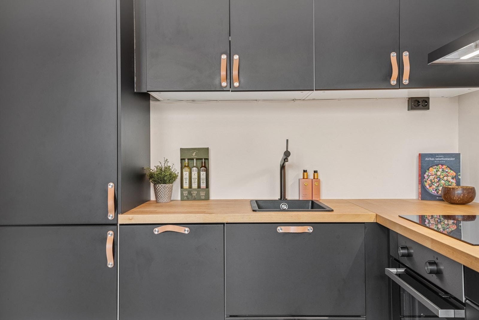 God lagringsplass i både under- og overskap Galleribilde