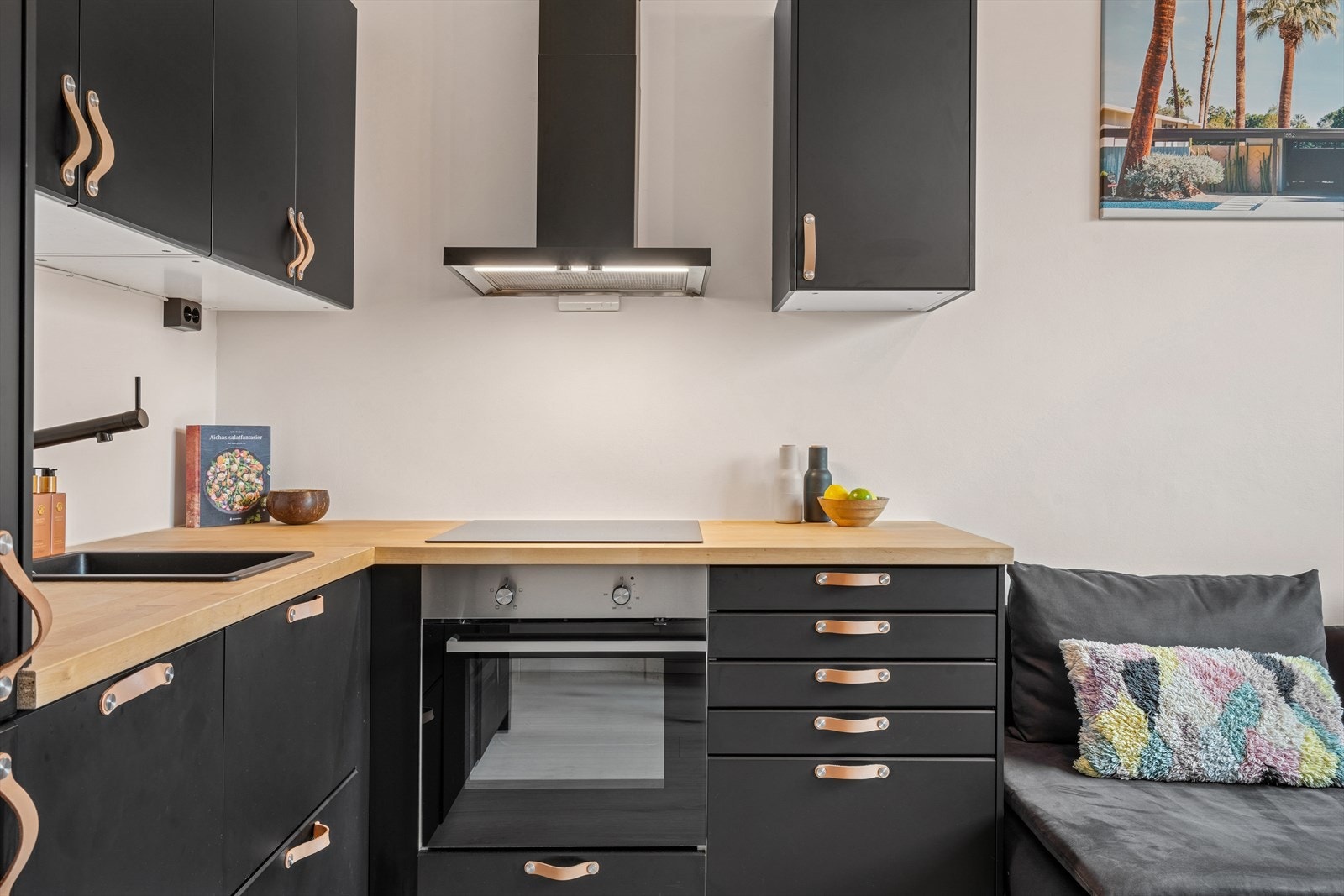 Ikea kjøkkeninnredning med slette lakkerte fronter, laminat benkeplate, enkel kompositt oppvaskkum, kjøkkenventilator i stål, integrert koketopp,
stekeovn, oppvaskmaskin og kjøl-/fryseskap Galleribilde