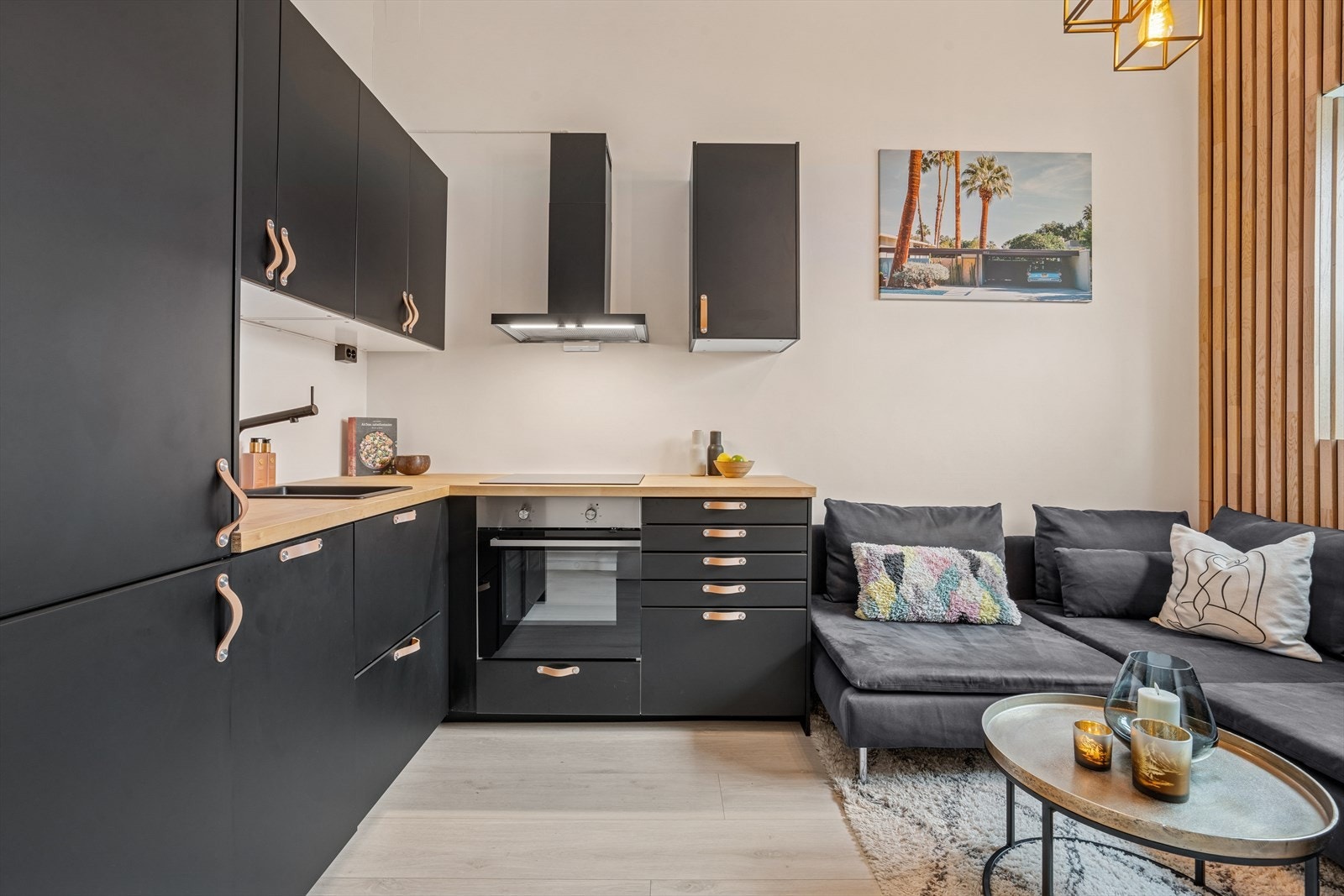 Takhøyden er på 3.20 m i stue/kjøkken Galleribilde