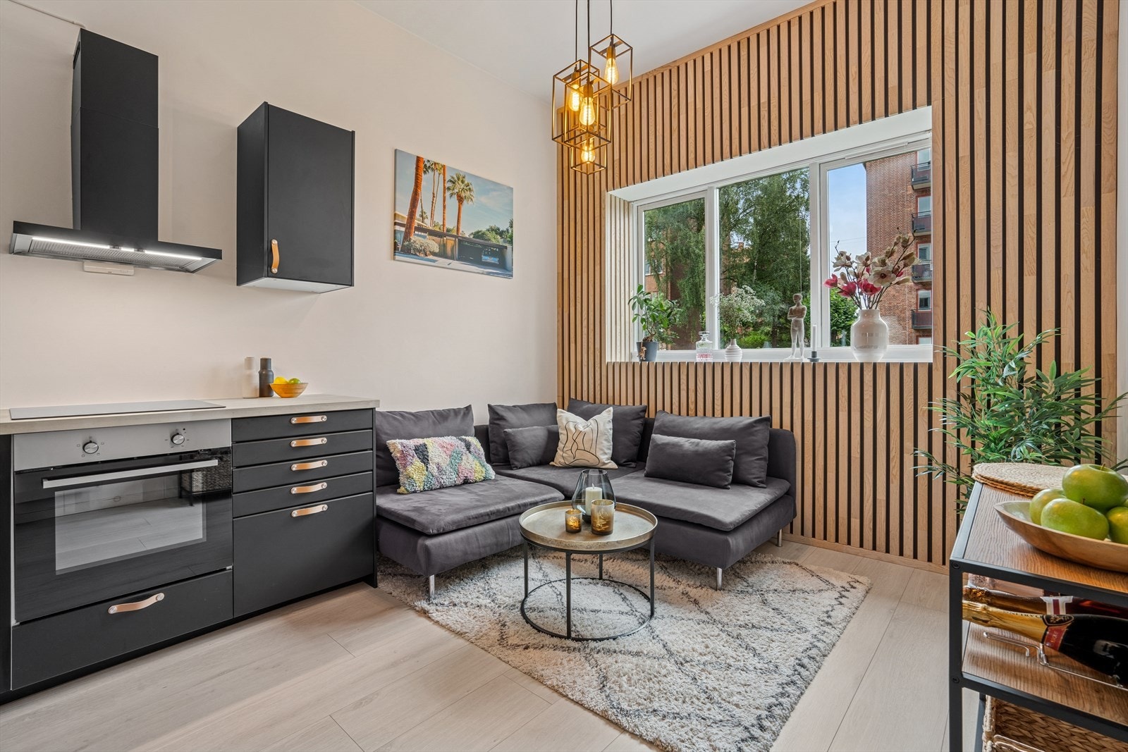 Leiligheten holder en gjennomgående fin standard med blant annet moderne kjøkken og spilevegg Galleribilde