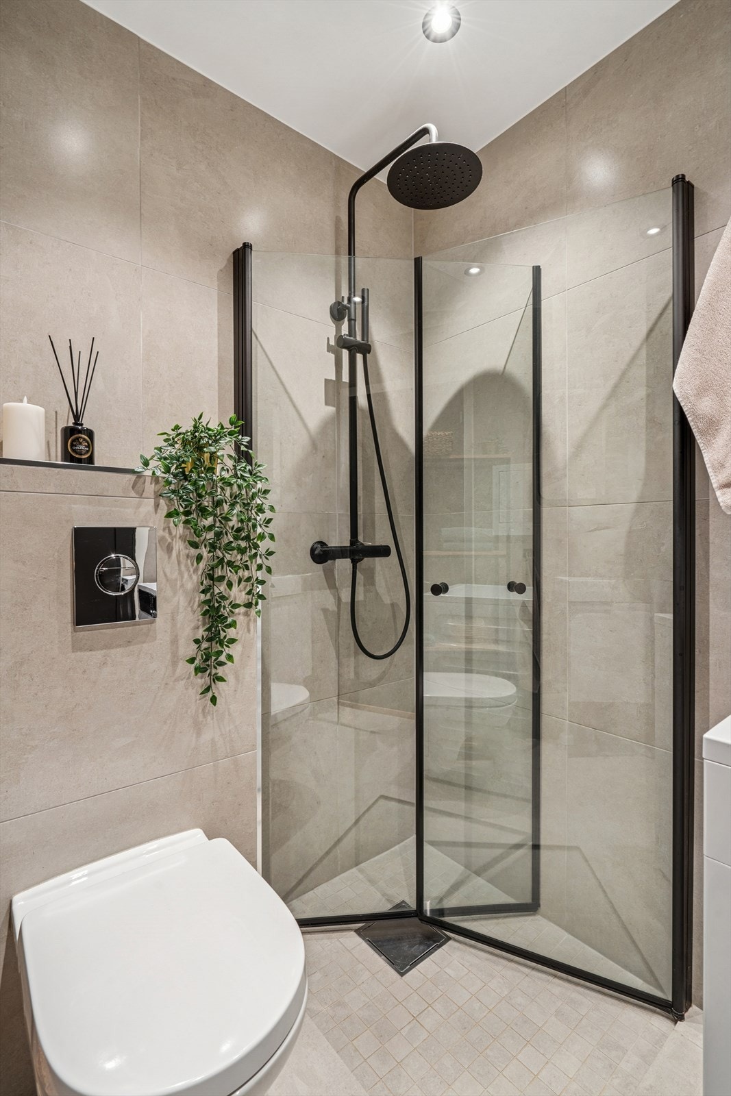 Bad/wc består av vegghengt wc, servant m/underskap, speil, inn-/utadslående dusjdører og opplegg for vaskemaskin. Galleribilde