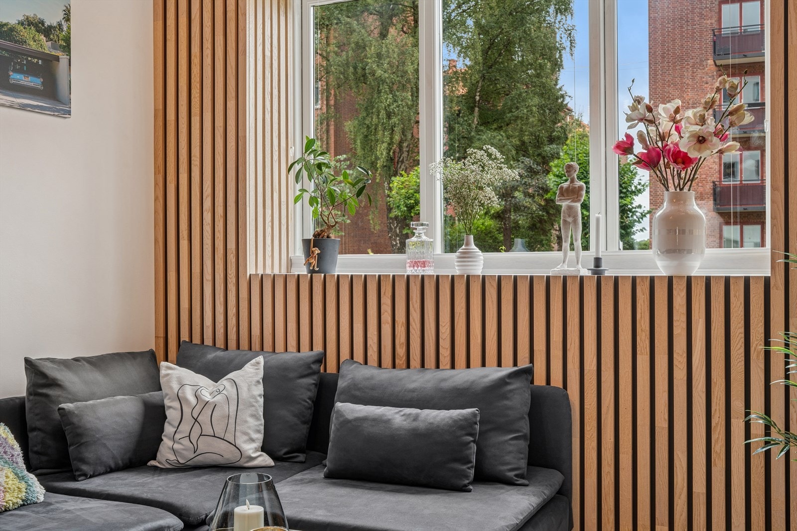 Store vindusflater gir en luftig atmosfære og slipper inn rikelig med naturlig lys. Galleribilde