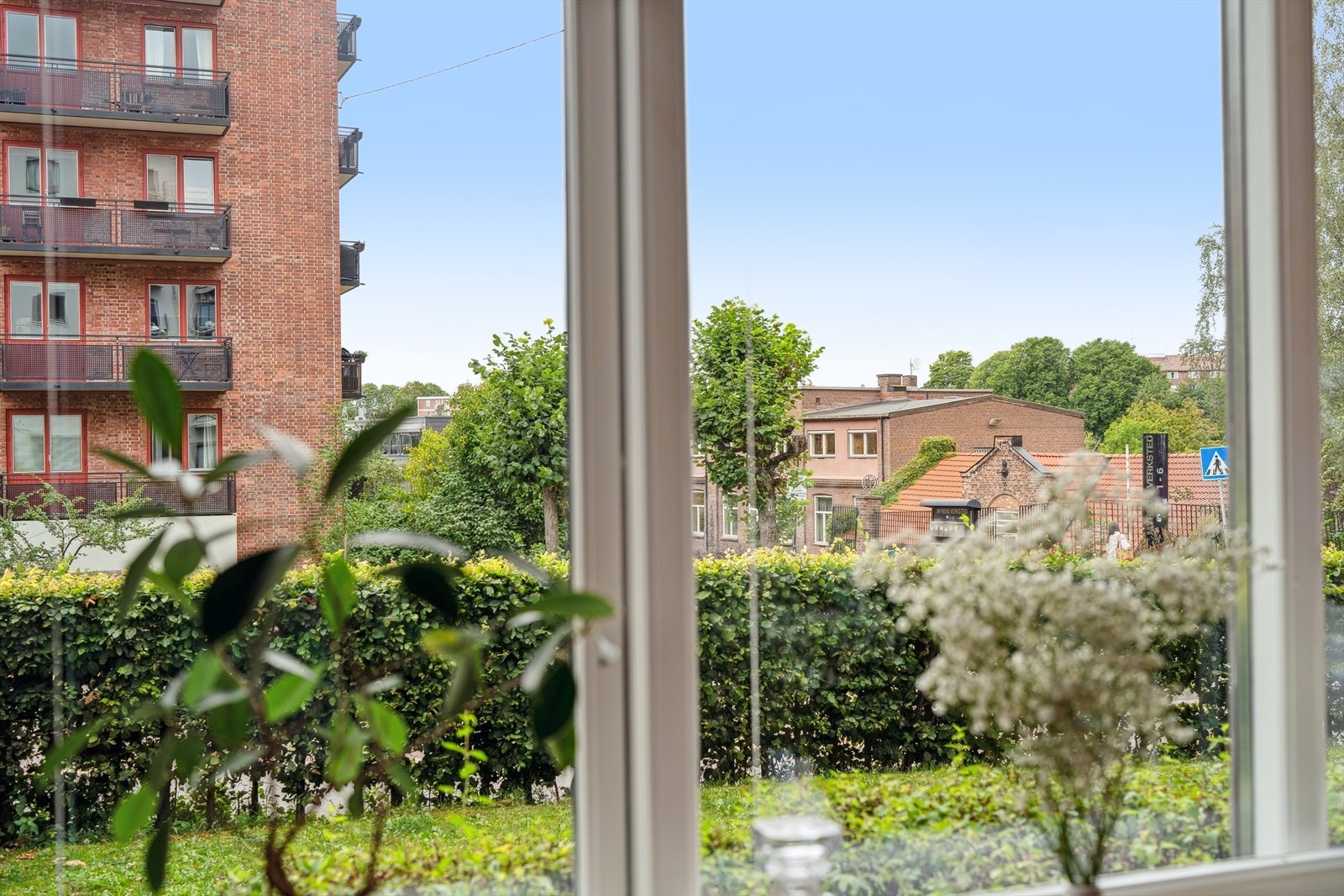 Fin utsikt mot eiendommens grøntarealer Galleribilde