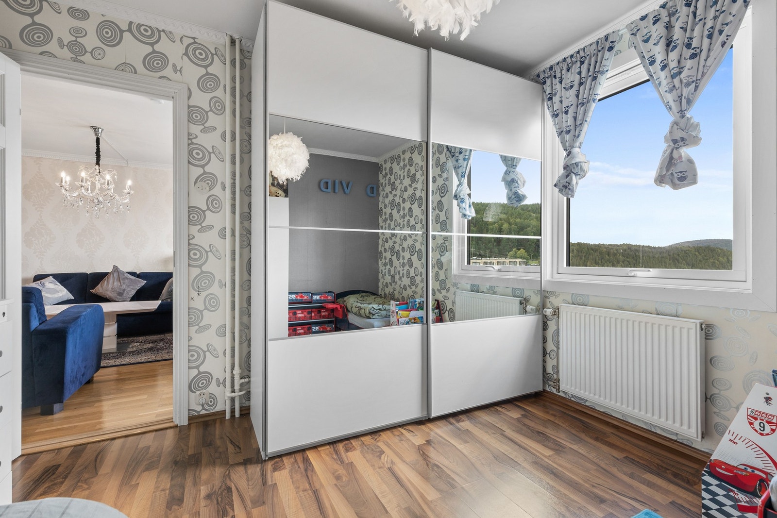 Soverom nr. 2 med skyvedørsgarderobe. Galleribilde