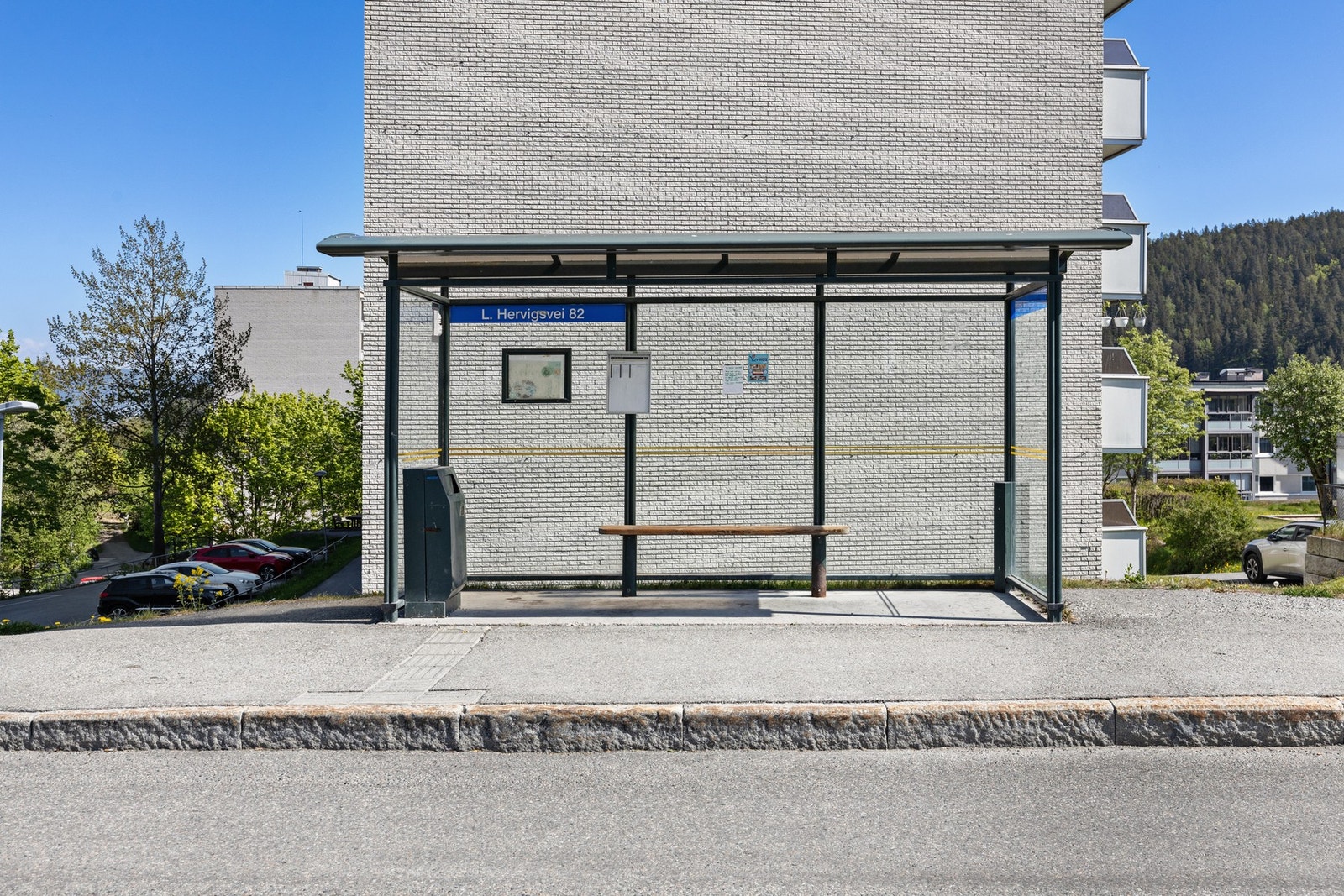 Tøffelavstand til nærmeste bussholdeplass linje 3 som kjører til Strømsø (Drammen stasjon) og Bragernes. Galleribilde