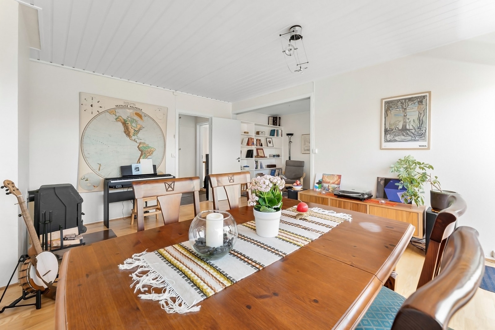 Takhøyde på ca. 2,40 meter i øvrige rom og 2,36 meter på baderommet Galleribilde