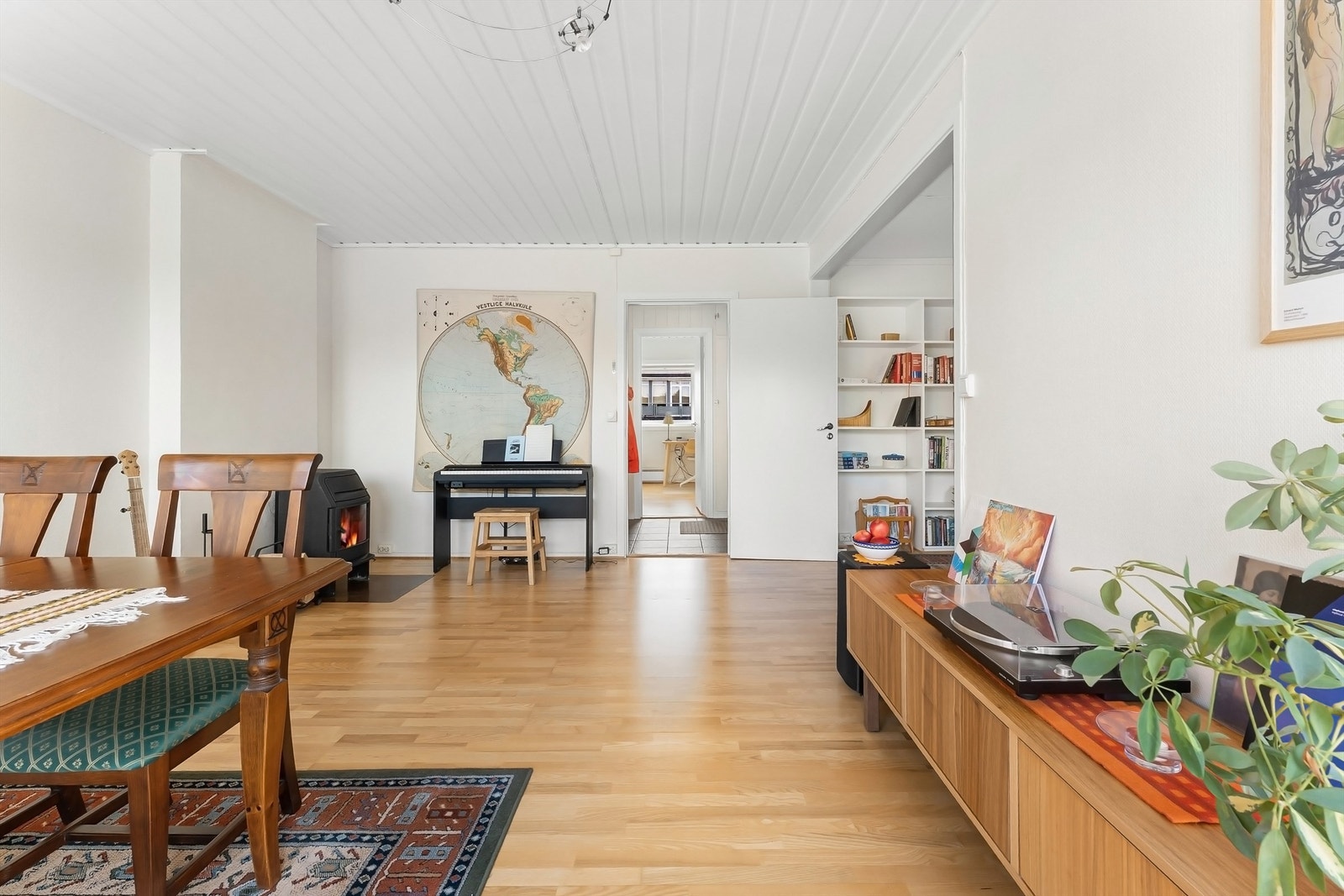 Stuen har en god størrelse med plass til både sofagrupper og spisebord Galleribilde