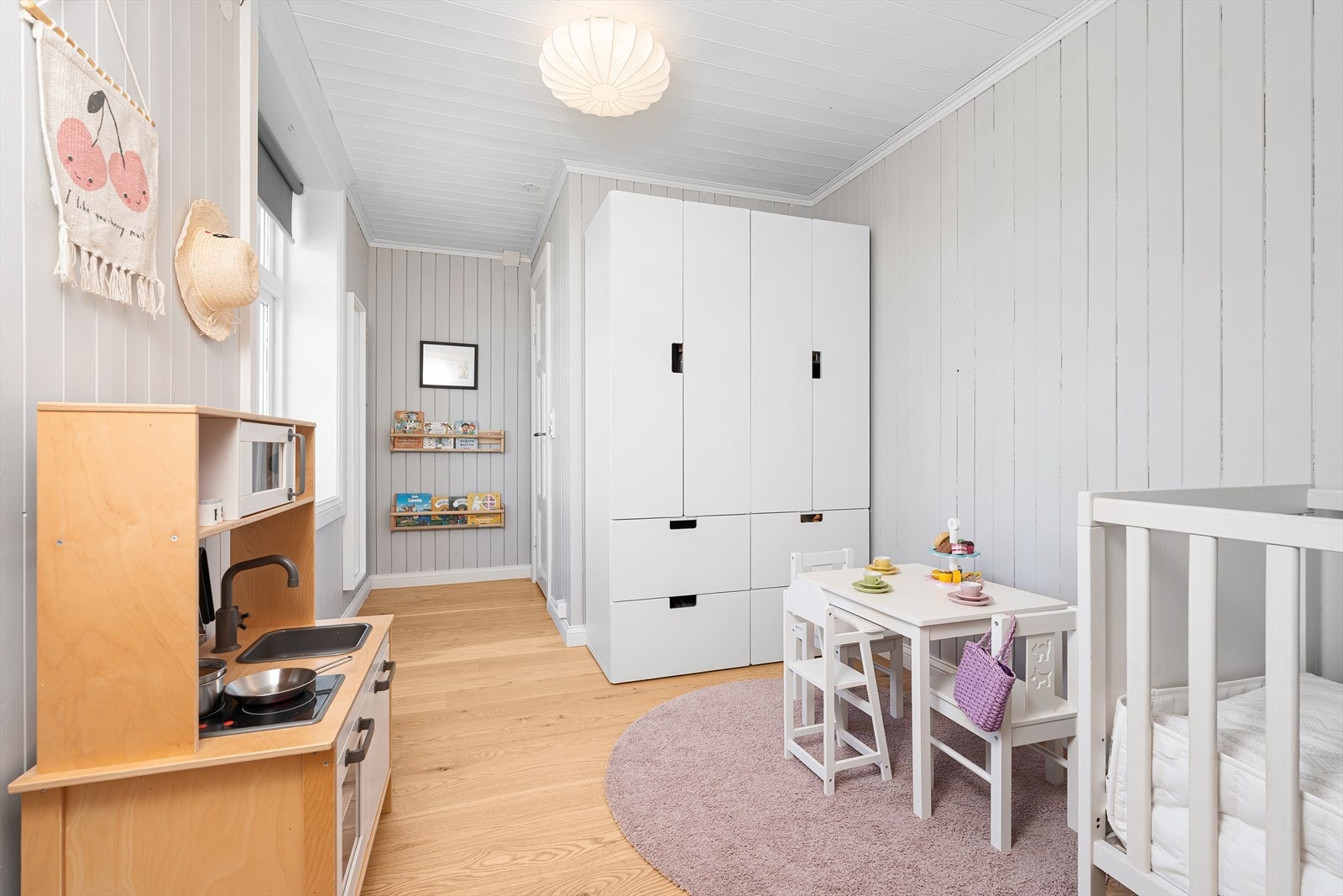 Soverom nr. 3 er idag innredet som et koselig barnerom. Her er det plass til seng, garderobe og lek. Det er lagt nytt parkettgulv, samt at overflatene er malt. Galleribilde