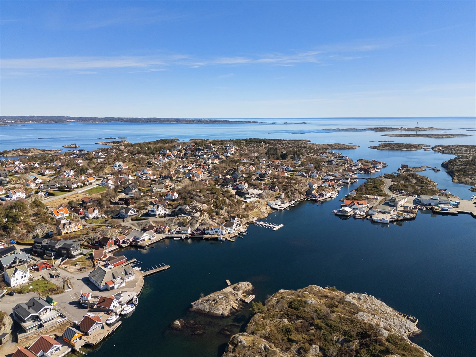 Populære "Skibbusundet" ligger like ved, samt Cafe Geitodden hvor du kan kjøpe is, pizza, sandwich og deilig kaffi på sommerhalvåret. Kommer du deg ut i skjærgården til sjøs har du flere svaberg, holmer og blindleia i kort avstand. Galleribilde