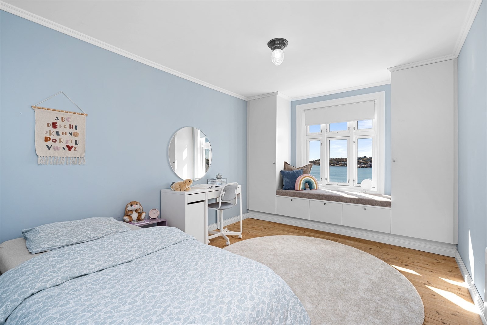 Soverom nr. 2 er av god størrelse med plass til dobbeltseng om ønskelig, samt en spesialbestilt og innebygget garderobe med sittebenk. Galleribilde