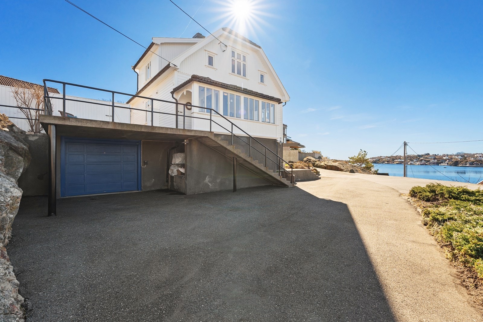 Det er godt med parkeringsplasser på egen tomt, samt at det er plass til parkering i garasjen. Det er automatisk portåpner, samt installert el-bil lader. Galleribilde