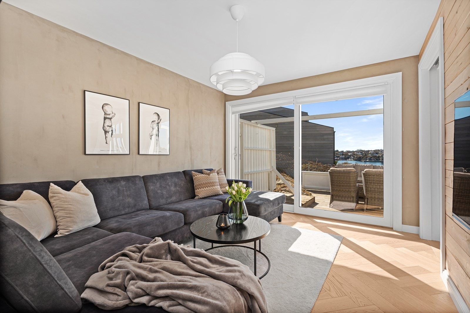 Fra denne stuen har du faktisk også fin utsikt! Legg merke til kontrastveggen til høyre som er i flott eikepanel. Galleribilde